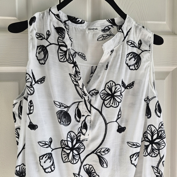 NWT Kindred Sleeveless Black and White Embroidered Floral V-Neck Blouse 3X - Picture 3 of 12